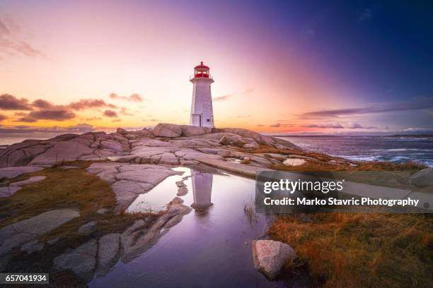 peggys point lighthouse nova scotia - vuurtoren stockfoto's en -beelden