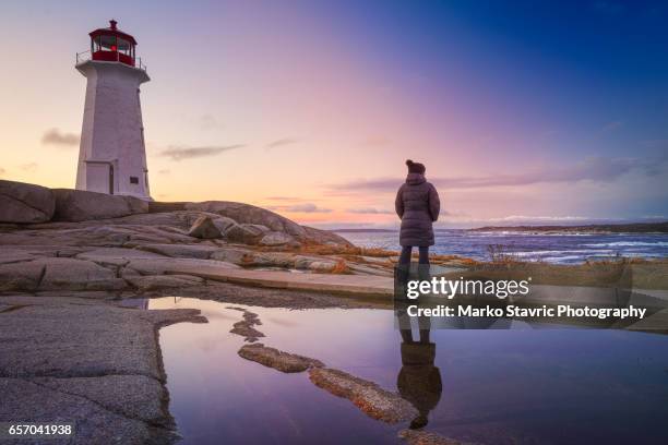 peggys point lighthouse nova scotia - piscina riflettente foto e immagini stock