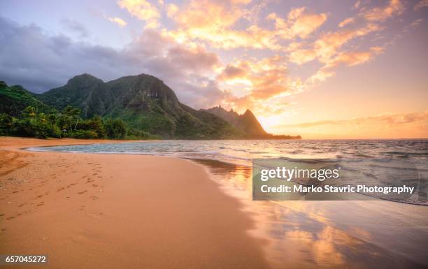 tunnels beach kauai sunset - hawaii islands stock-fotos und bilder