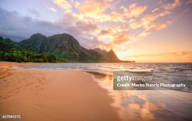 tunnels beach kauai sunset - kauai stockfoto's en -beelden