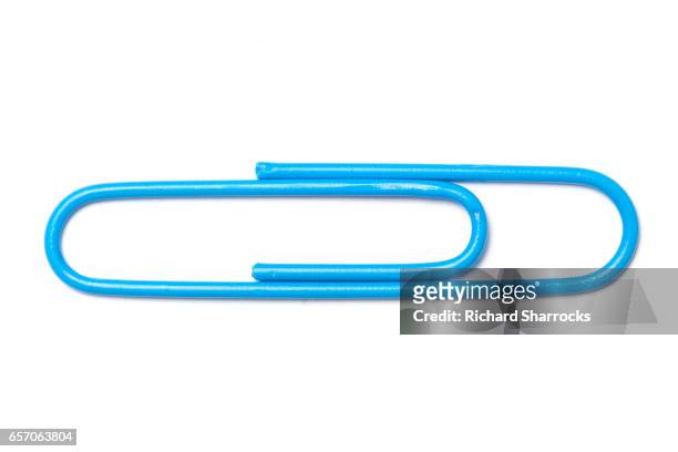 blue paper clip - sujetapapeles fotografías e imágenes de stock