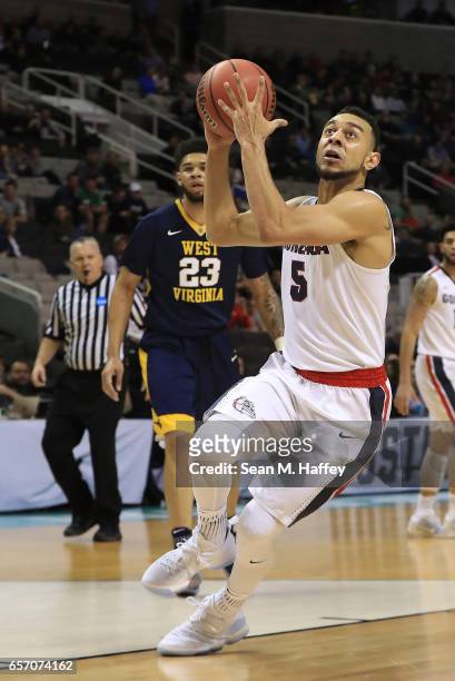 Nigel Williams-Goss of the Gonzaga Bulldogs drives to the basket against the West Virginia Mountaineers during the 2017 NCAA Men's Basketball...