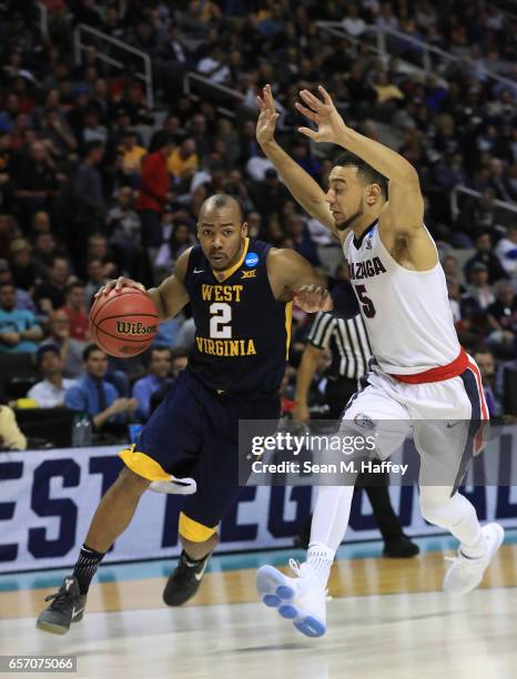 Jevon Carter of the West Virginia Mountaineers is defended by Nigel Williams-Goss of the Gonzaga Bulldogs during the 2017 NCAA Men's Basketball...