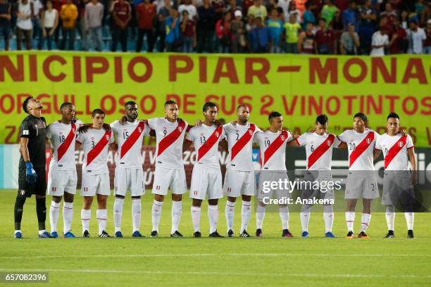 Players of Peru stand during a minute of silence for the victims of natural disasters prior a match between Venezuela and Peru as part of FIFA 2018...