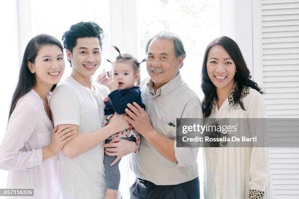 retrato de familia multigeneración en interiores - thai ethnicity fotografías e imágenes de stock