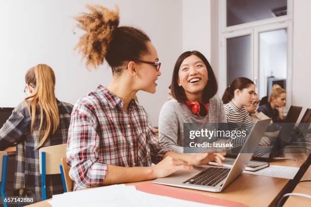 junge frauen studenten lernen computer-programmierung - kids interacting in the classroom stock-fotos und bilder