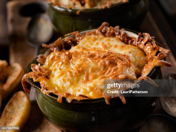 french onion soup - onion soup stock pictures, royalty-free photos & images