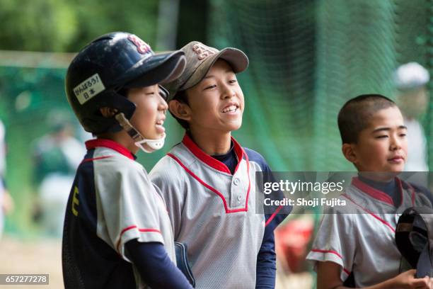 youth baseball players, teammates - baseball helmet stockfoto's en -beelden