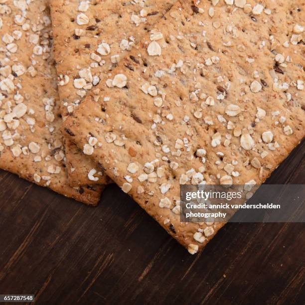 whole grain oatmeal crackers. - seitan foto e immagini stock
