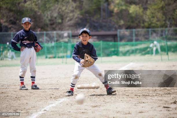 youth baseball players,defensive practice - catching train stock pictures, royalty-free photos & images