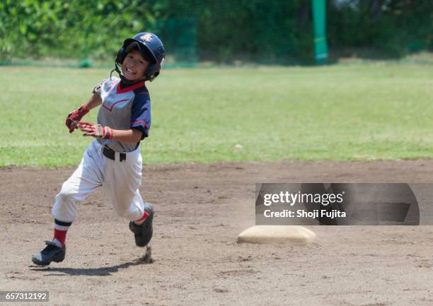 youth baseball players, base-running - 野球場　日本 ストックフォトと画像