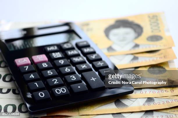 korean won currency with calculator - korean currency 個照片及圖片檔