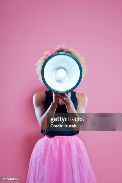 mujer afro gritando en el megáfono - megaphone fotografías e imágenes de stock