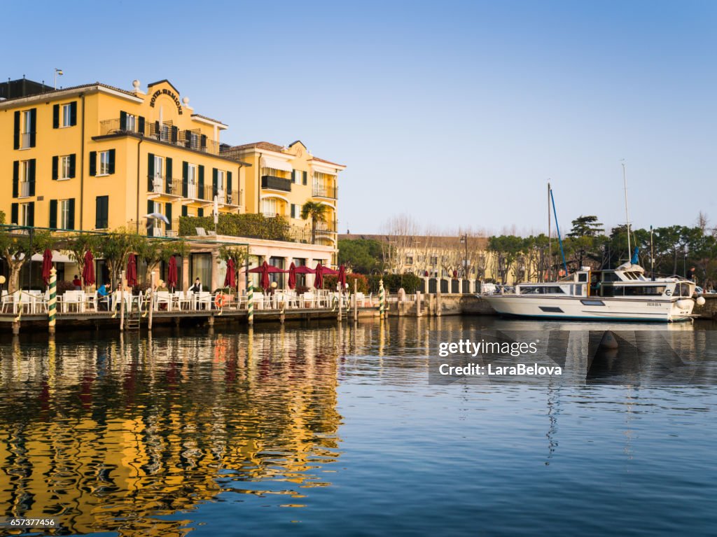 Sirmione - 16. März 2017: Blick auf Luxus-Hotel und Boot-Deck am Gardasee, Touristen mit einem Mittagessen im Restaurant des Hotels.