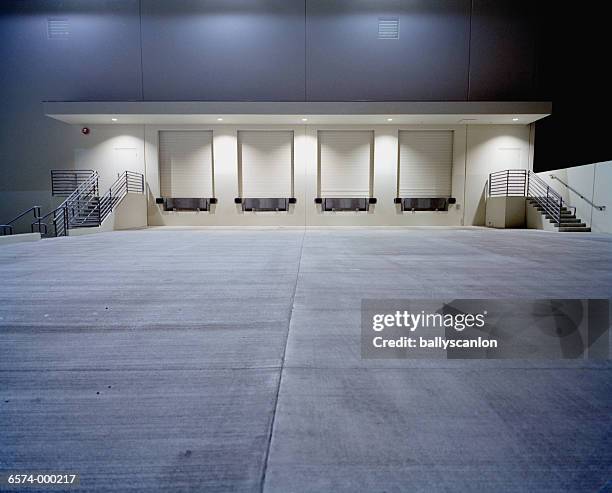 loading dock - muelle de carga fotografías e imágenes de stock