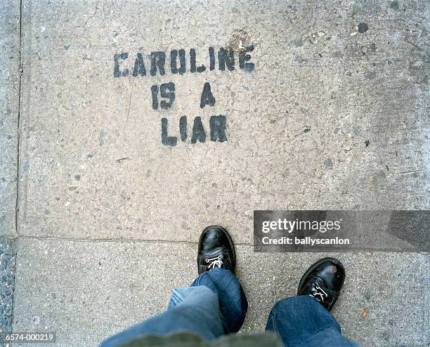 graffiti on sidewalk - pavement - fotografias e filmes do acervo