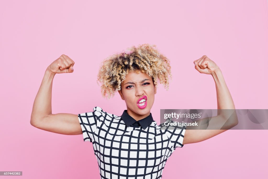 Fuerte afro americano joven flexionando los músculos