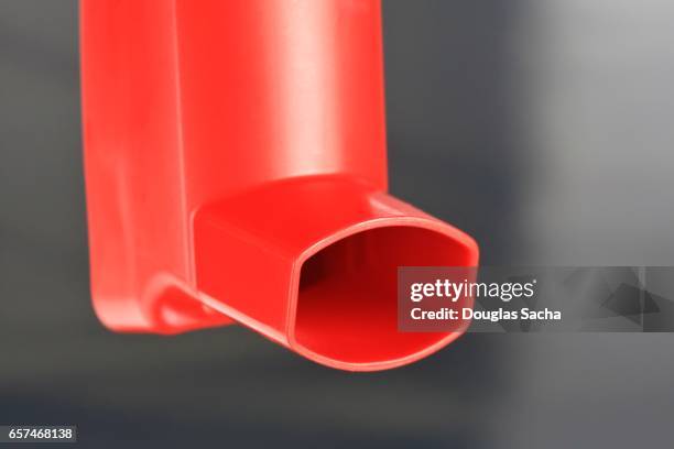 close-up of a pharmaceutical inhaler - kleine bloedsomloop stockfoto's en -beelden