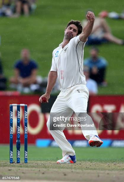 Colin de Grandhomme of New Zealand bowls during day one of the Test match between New Zealand and South Africa at Seddon Park on March 25, 2017 in...