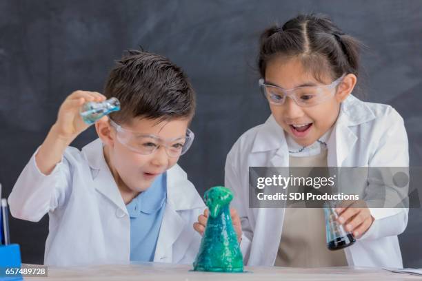 化学実験室の学校の子供たちを幹します。 - 科学者　子供 ストックフォトと画像