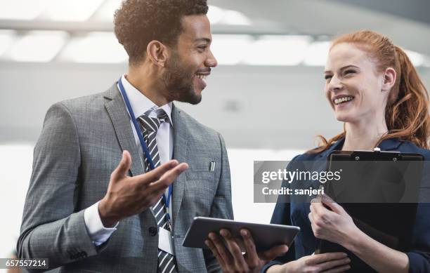 geschäftsleute sie eine tagung im boardroom - development stock-fotos und bilder