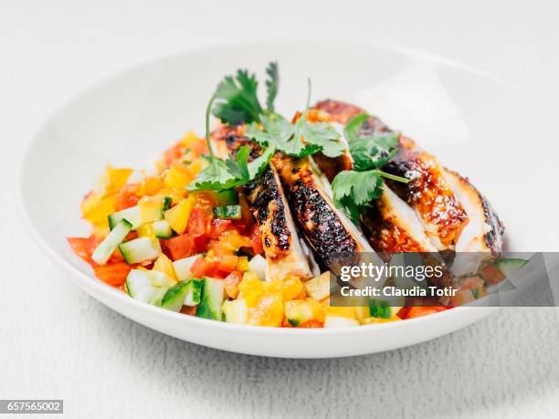 roasted chicken breast with tomato salad - coriandre fond blanc photos et images de collection