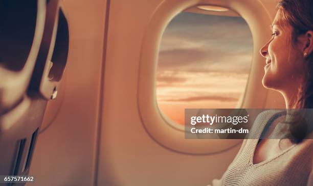 jonge vrouw reizen met vliegtuig - business class flight stockfoto's en -beelden