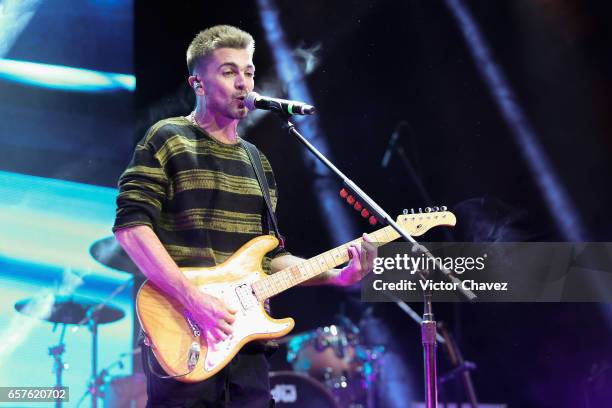 Colombian singer Juanes performs onstage a showcase to promote his new album "Mis planes son amarte" at Plaza Condesa on March 24, 2017 in Mexico...