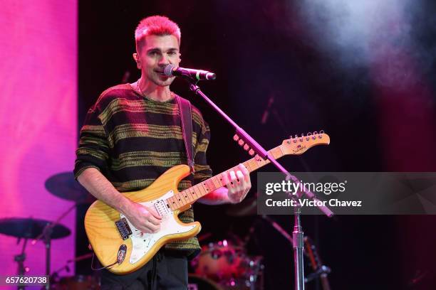 Colombian singer Juanes performs onstage a showcase to promote his new album "Mis planes son amarte" at Plaza Condesa on March 24, 2017 in Mexico...