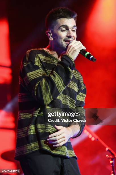 Colombian singer Juanes performs onstage a showcase to promote his new album "Mis planes son amarte" at Plaza Condesa on March 24, 2017 in Mexico...