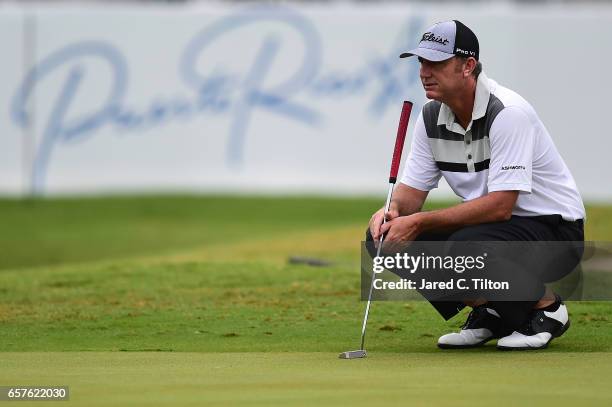 Bill Lunde reads his putt on the 18th green during the second round of the Puerto Rico Open at Coco Beach on March 25, 2017 in Rio Grande, Puerto...