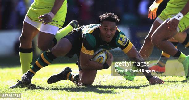 Nafi Tuitavake of Northampton scores the first try during the Aviva Premiership match between Northampton Saints and Leicester Tigers at Franklin's...