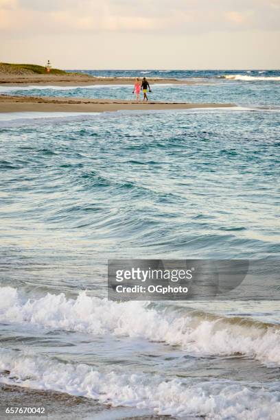 interratial par går på en vacker strand - ogphoto bildbanksfoton och bilder