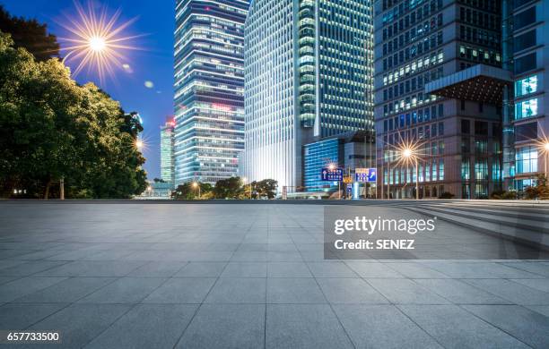 empty parking lot, town square - empty lot night 個照片及圖片檔