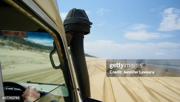 fraser island drive on 70 mile beach - fraser fotografías e imágenes de stock