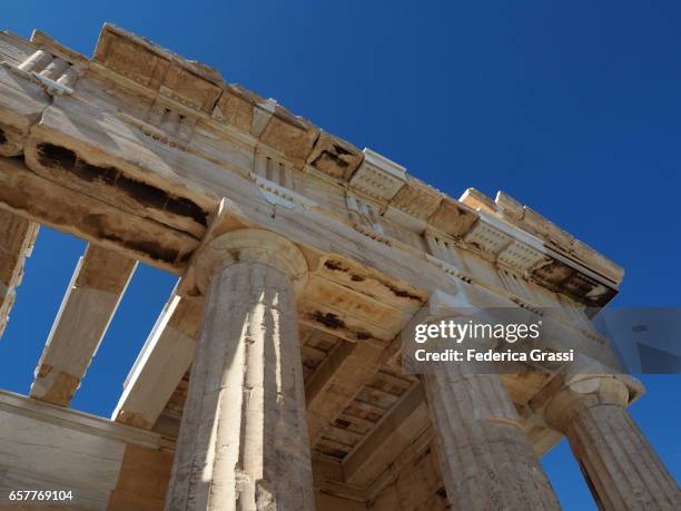 detail of the propylea gate, monumental entrance to the acropolis of athens - oude agora stockfoto's en -beelden