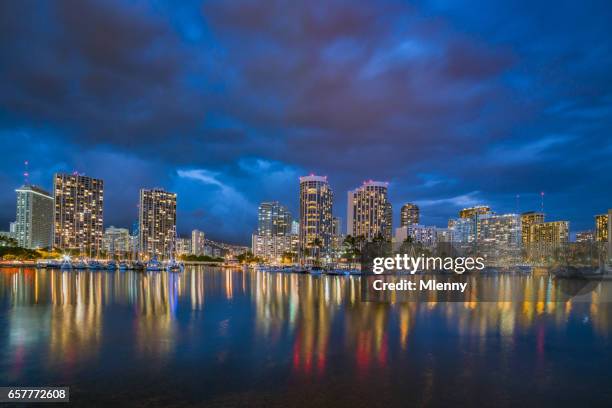 honolulu-skyline bei nacht ala wai waikiki oahu hawaii - spiegelteich stock-fotos und bilder