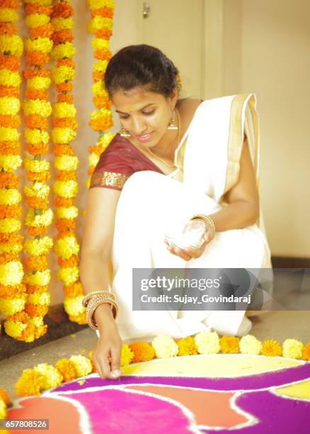 donna indiana che decora il pavimento - onam foto e immagini stock