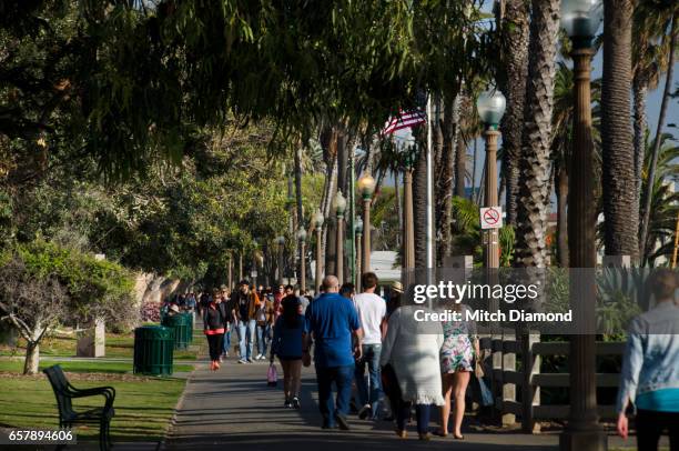 pedestrians at palisades park - palisades amusement park stock-fotos und bilder