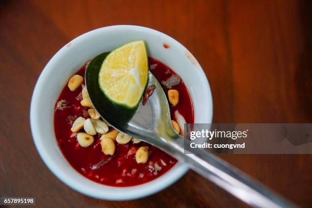 goat blood pudding - tiet canh - nuoc cham stock-fotos und bilder