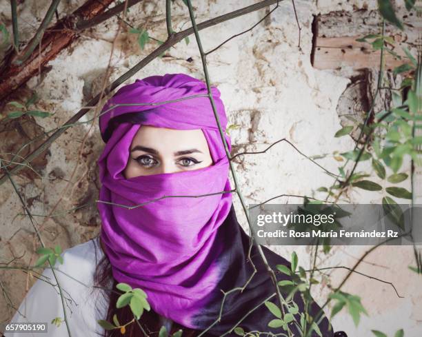 portrait of beautiful and enigmatic young woman wearing hiyab. - hiyab photos et images de collection