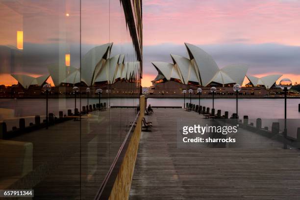 riflessione sulla sydney opera house - australia summer reflection foto e immagini stock