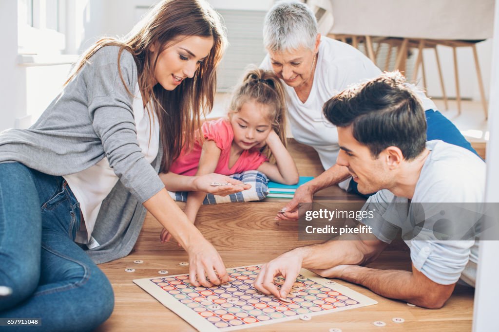 Mehr-Generationen-Familie ein Brettspiel