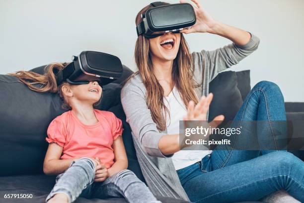 madre e hija con auriculares de realidad virtual - 3d mom son fotografías e imágenes de stock