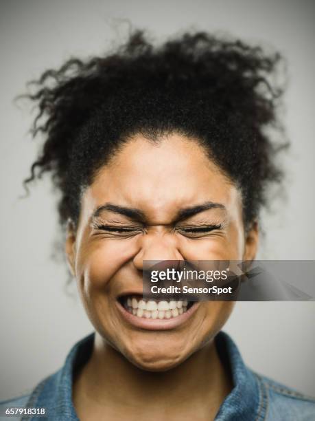 ストレスの本当の若いアフロ ・ アメリカ人女性のクローズ アップの肖像画 - 歯を食いしばる ストックフォトと画像