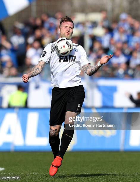 Jan Loehmannsroeben of Magdeburg controls the ball during the Third League match between Holstein Kiel and 1. FC Magdeburg at Holstein-Stadion on...