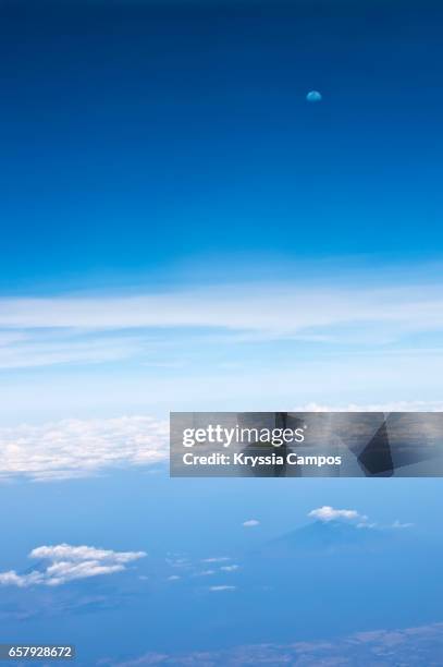 airplane wing flying above nicaragua - san juan del sur bildbanksfoton och bilder