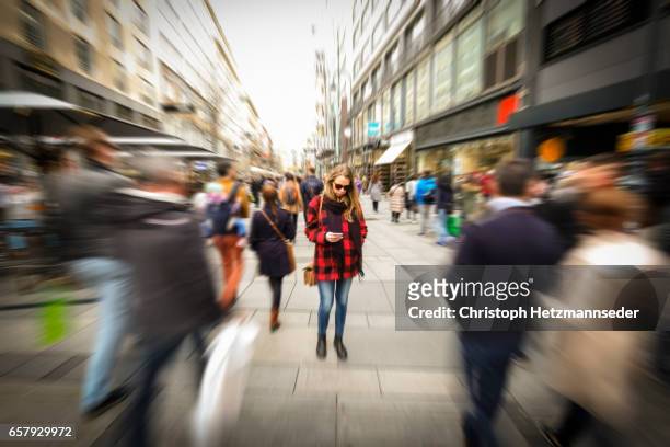 woman with smartphone - menschenmenge stock-fotos und bilder