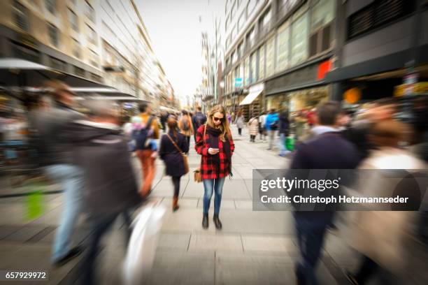 woman with smartphone - 長時間露光 ストックフォトと画像