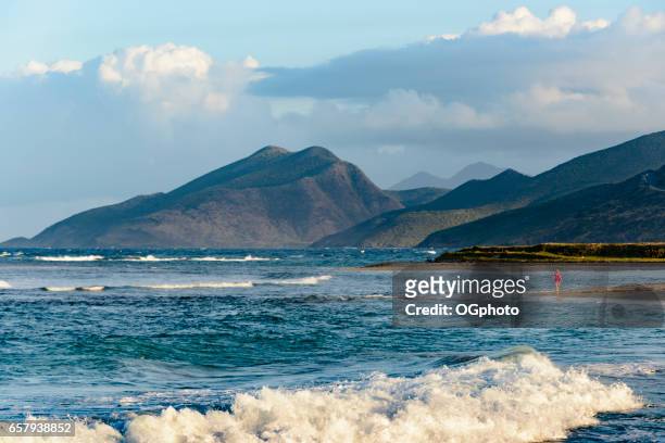 mujer caminando sola en una hermosa playa de una isla del caribe - ogphoto fotografías e imágenes de stock